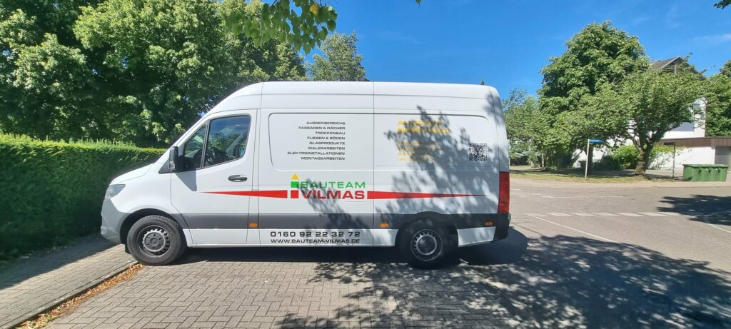 Transporter mit Fahrzeugbeschriftung von Cutfolien