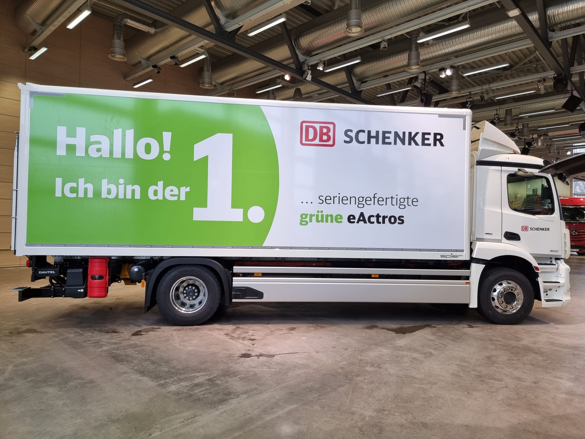 LKW mit großflächiger Fahrzeugwerbung von Cutfolien